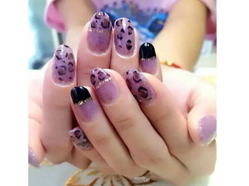 粉色美甲